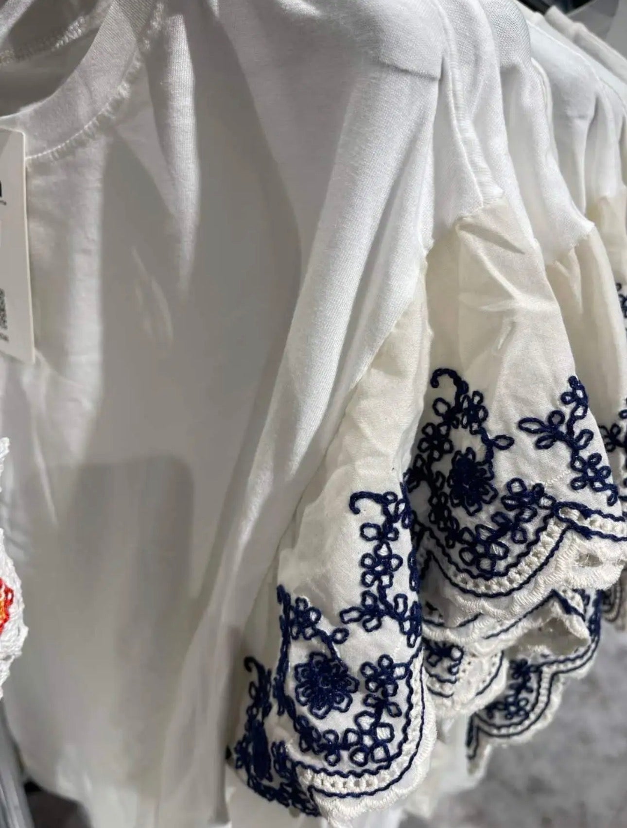 Camiseta Boho Chic con Manga Decorada