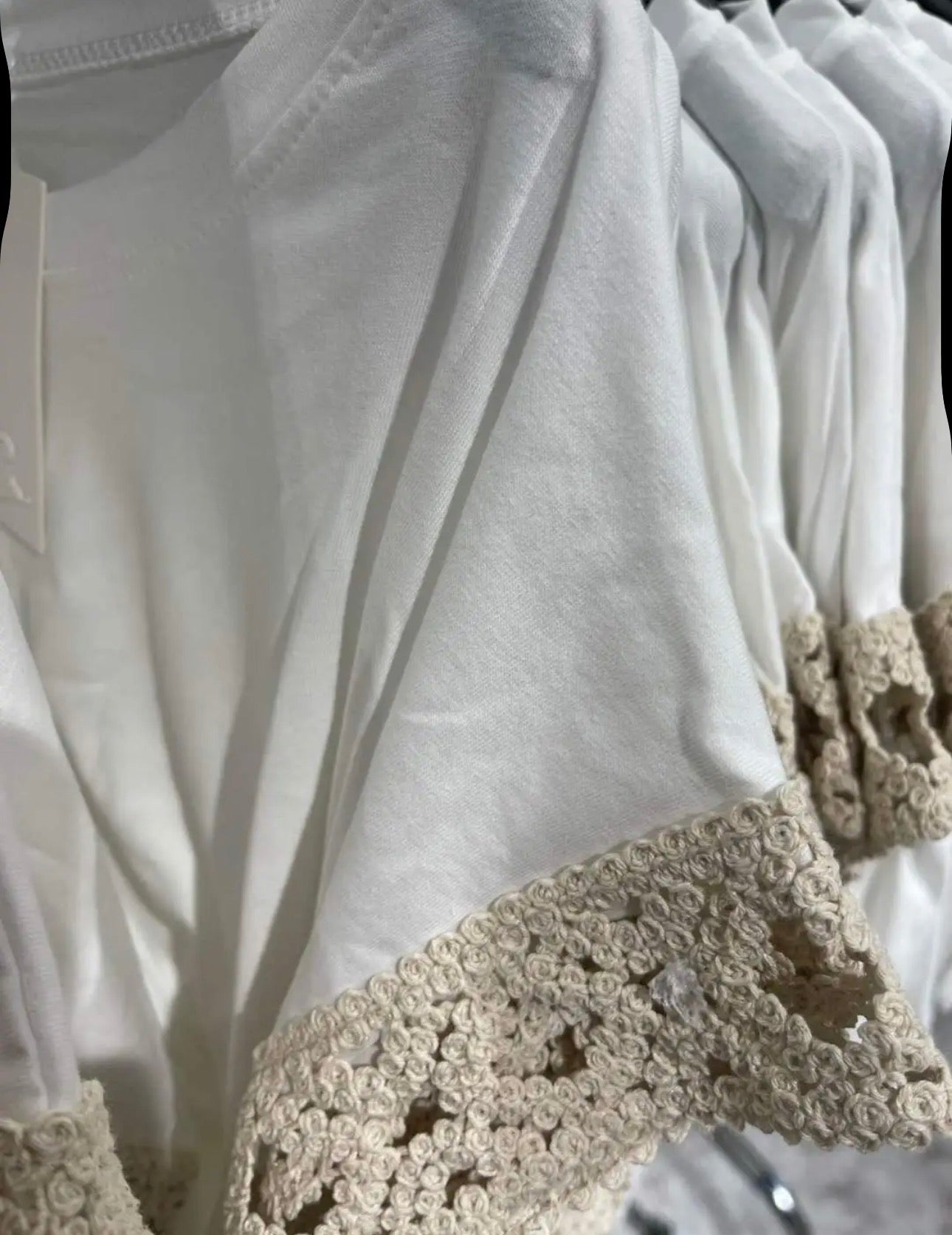 Camiseta Boho Chic con Manga Decorada