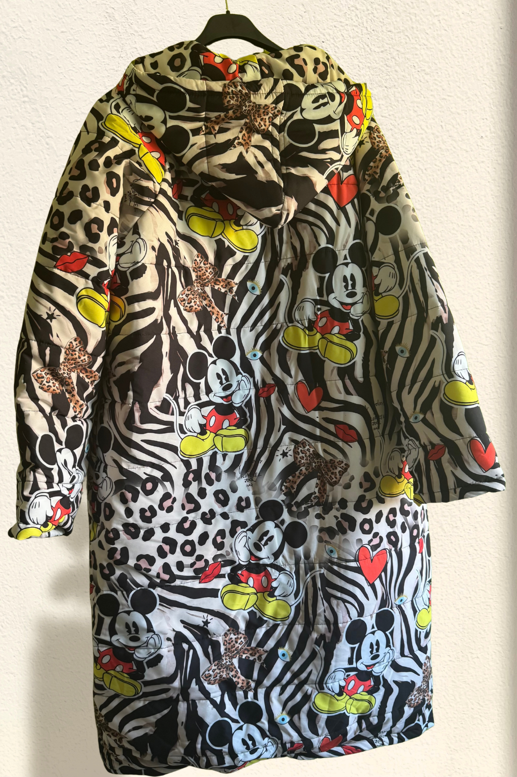 Chaquetón Mickey estampado con capucha – Estilo urbano
