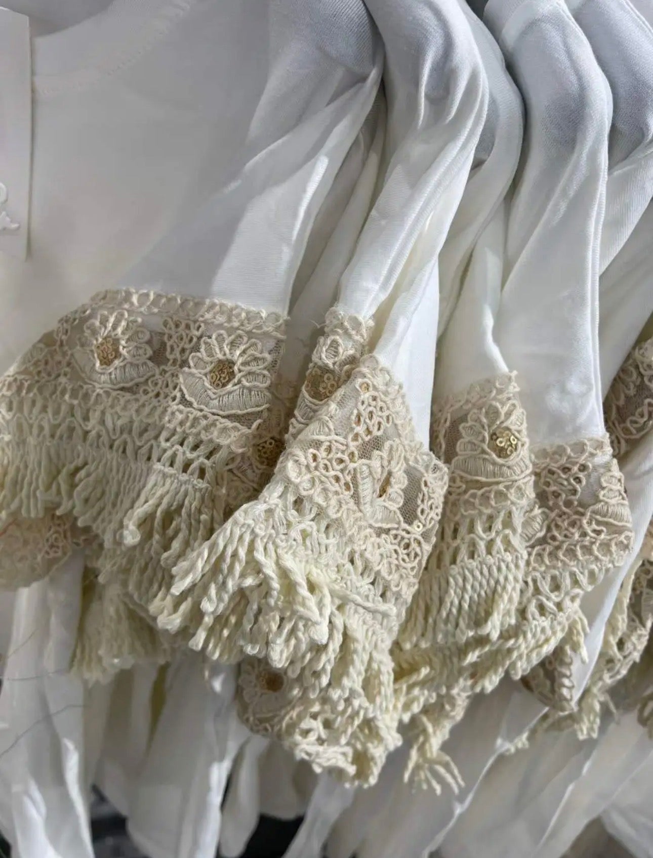 Camiseta Boho Chic con Manga Decorada