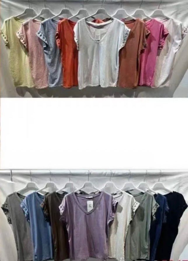 Camiseta Básica Escote Pico con Tachas Estrella en Manga | Varios Colores